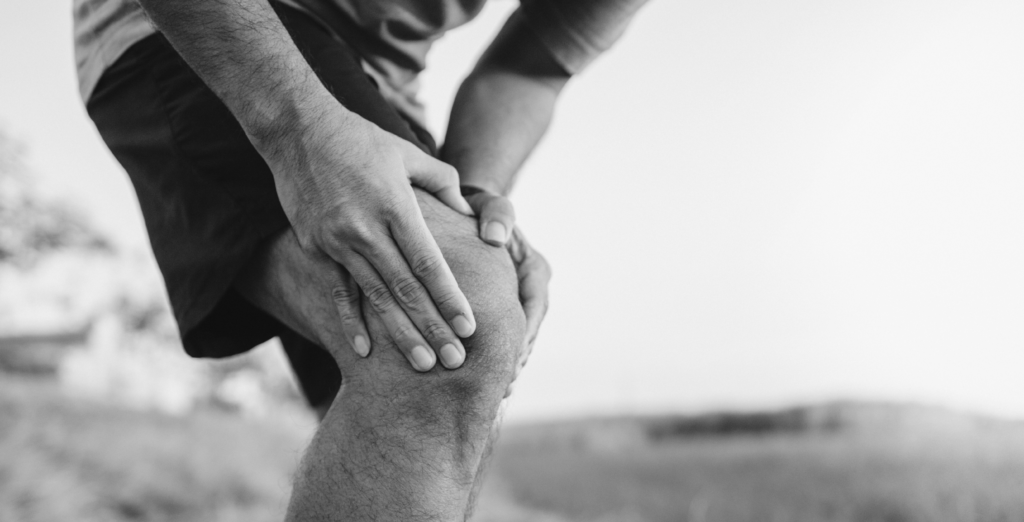 hands on knee - arthritis in the knee